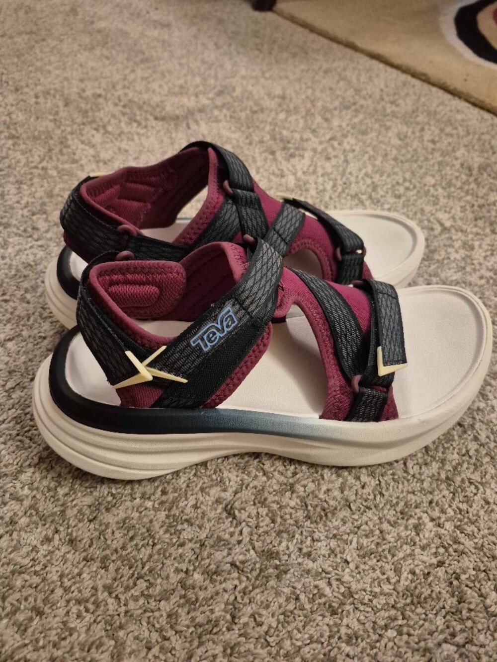 Teva Aventrail R2T Trail Running Sandal in the Phantom/Raspberry Coulis colorway